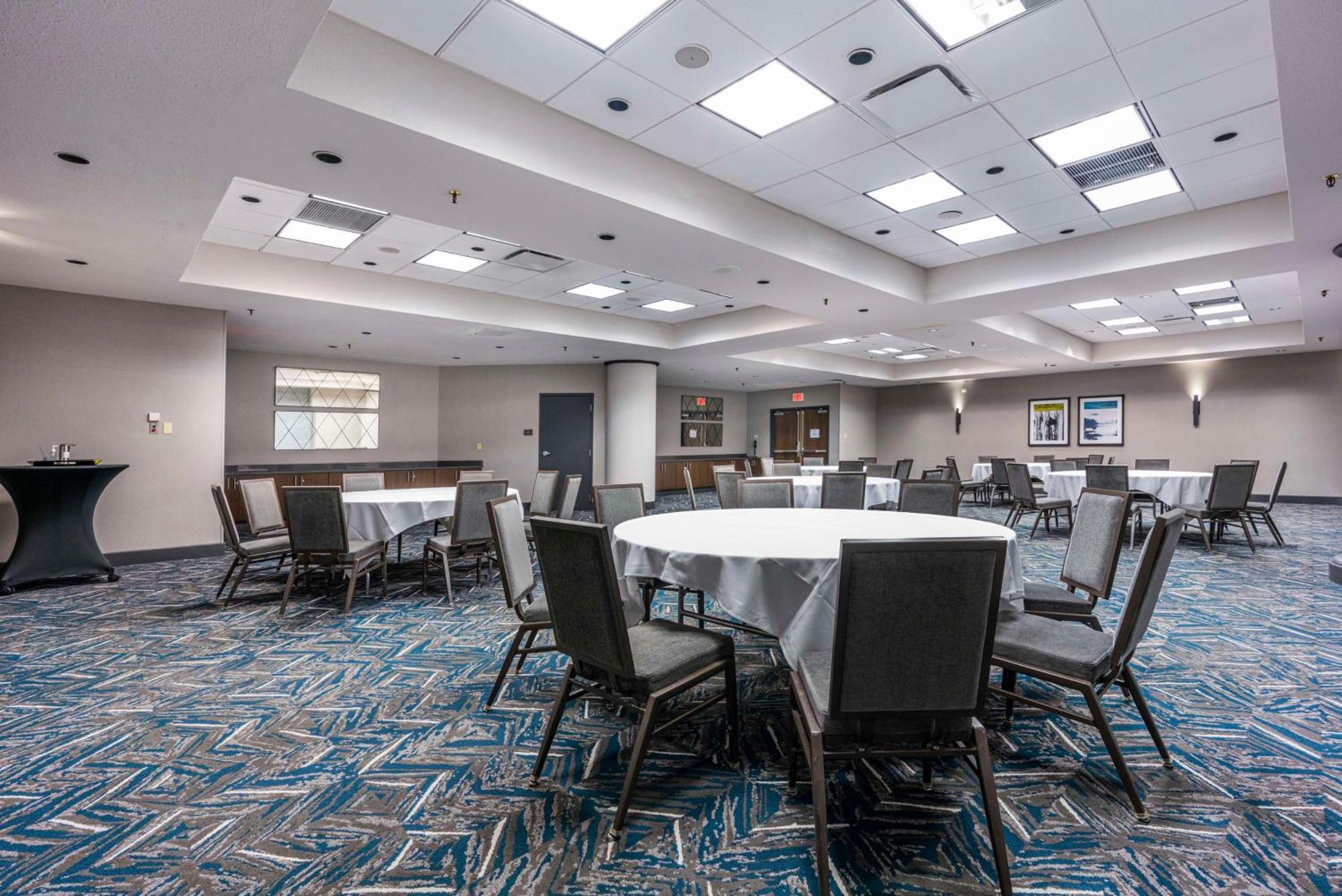 Embassy Suites By Hilton Indianapolis Downtown Bagian luar foto
